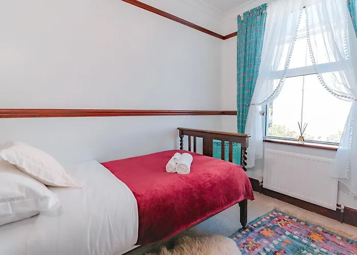 Upton House - Charming 4-Bedroom Home In Torquay