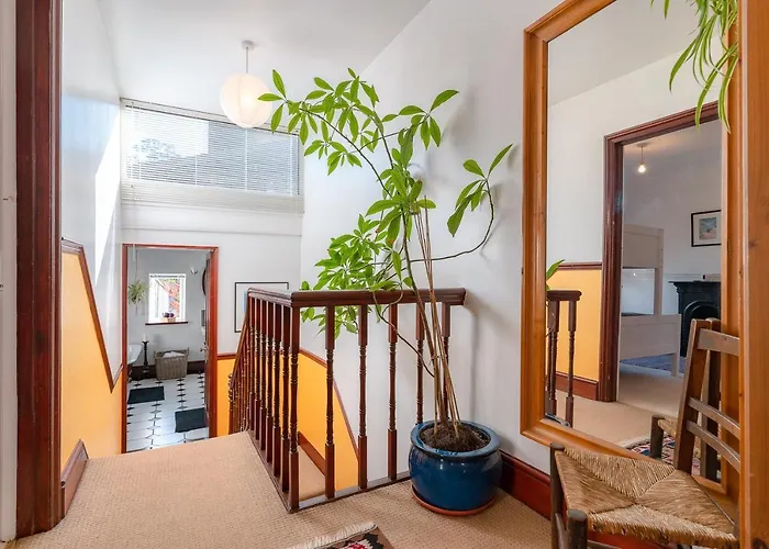 Upton House - Charming 4-Bedroom Home In Torquay