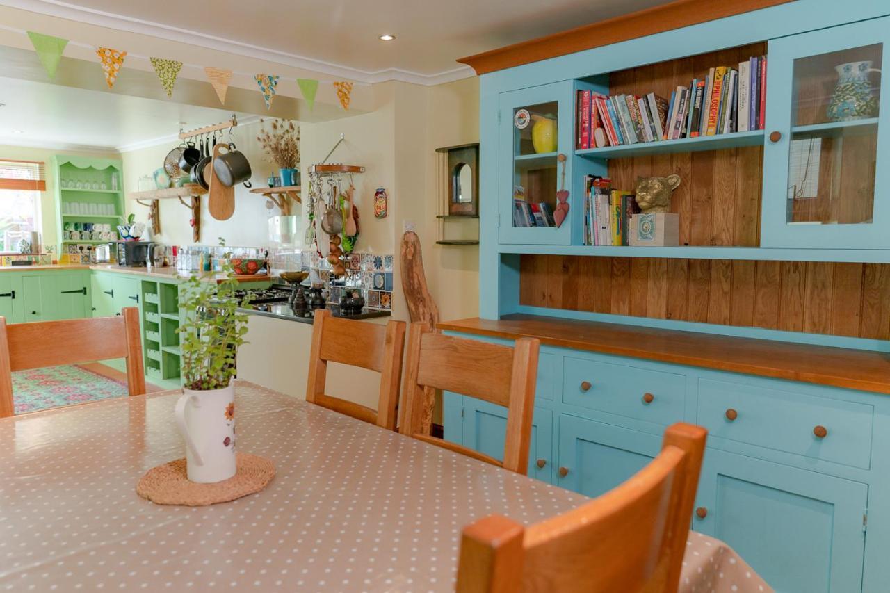 Upton House - Charming 4-bedroom In Holiday home