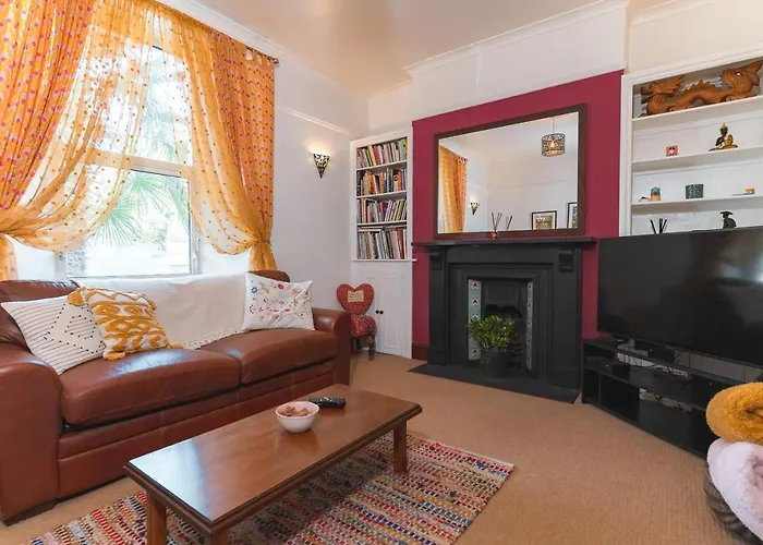 Upton House - Charming 4-Bedroom Home In Torquay
