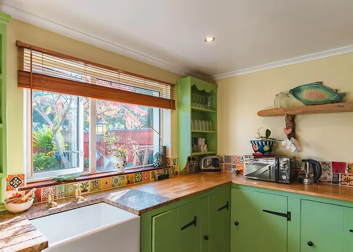 Upton House - Charming 4-Bedroom Home In Torquay