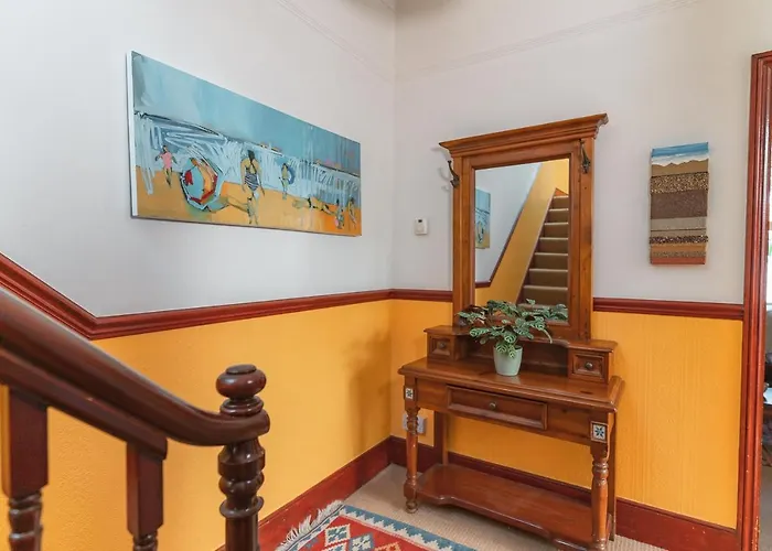 Upton House - Charming 4-Bedroom Home In Torquay